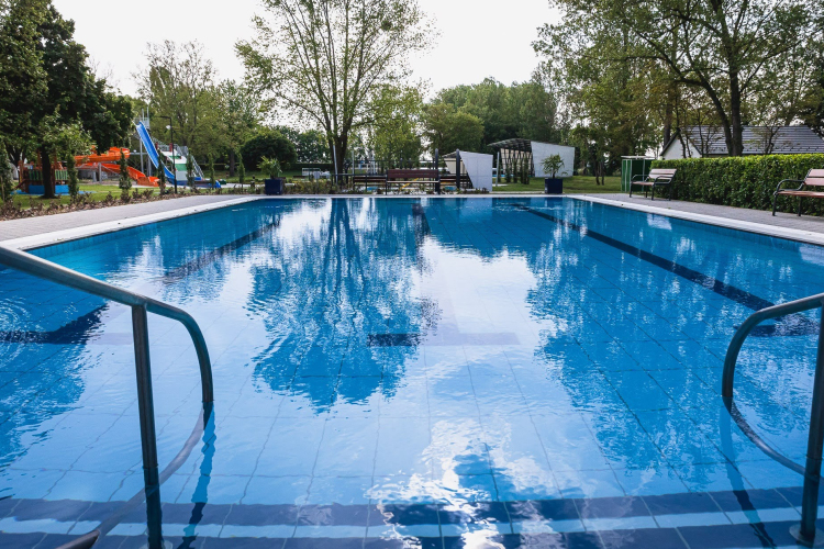 Nyit a felújított csornai termálfürdő!