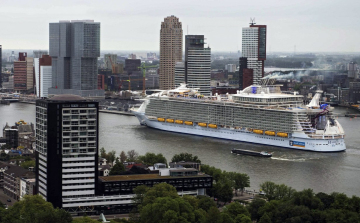 A tengerbe zuhant egy előadóművész a világ legnagyobb óceánjárójáról, karácsony napján 