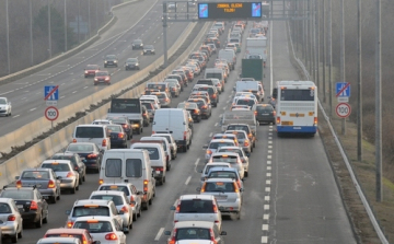 Hatalmas dugók az M1-es autópályán