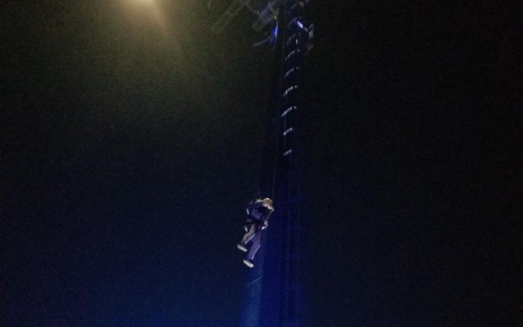 16 ember, köztük kisgyerek is fennragadt a magasban egy élményparkban 