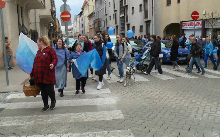 Kékben sétáltak az elfogadásért Győrben