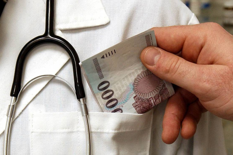 Emelik az egészségügyben dolgozók bérét