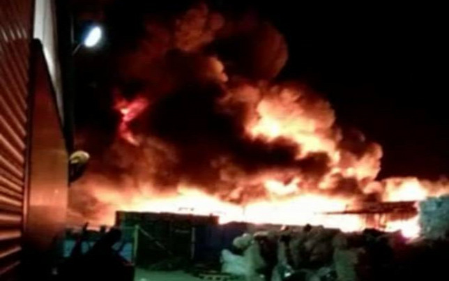 Óriási lángok Tiszaújvárosban