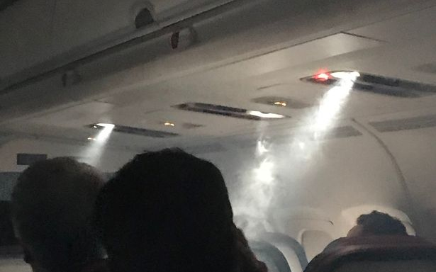 Csak úgy dőlt a füst- Vészcsúszdákon hagyták el az utasteret