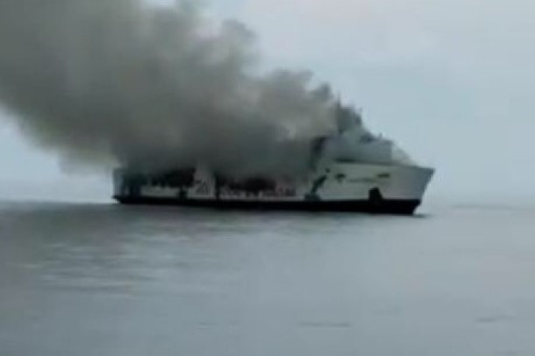 Rengeteg utas eltűnt, miután kigyulladt egy hajó Indonéziában 