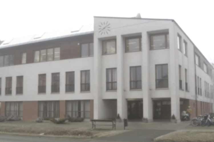 Nyakon szúrta osztálytársát egy első osztályos gyerek Sándorfalván