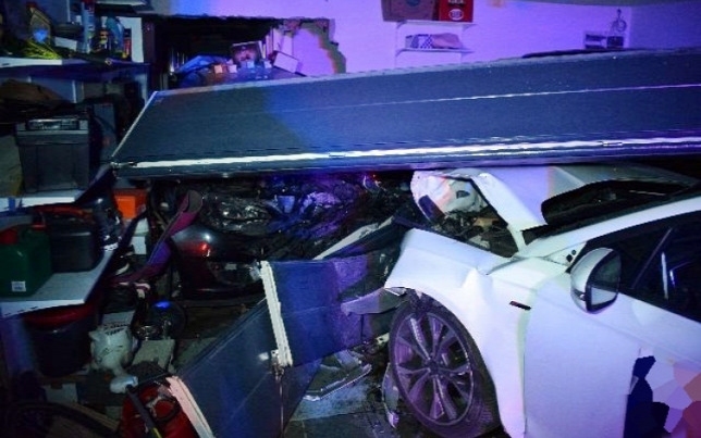 Brutális baleset Győrújfalun: a garázsból a szobába lökték az autót