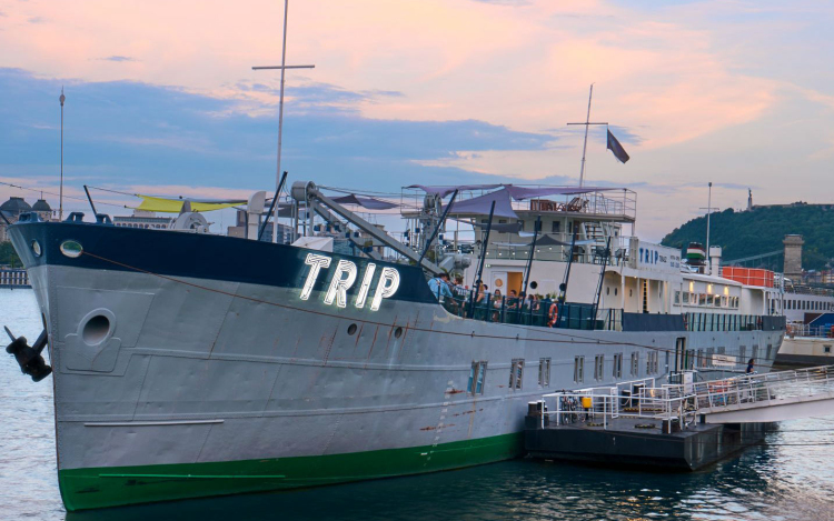 Ma este indul az első Magyar Karantén - színház