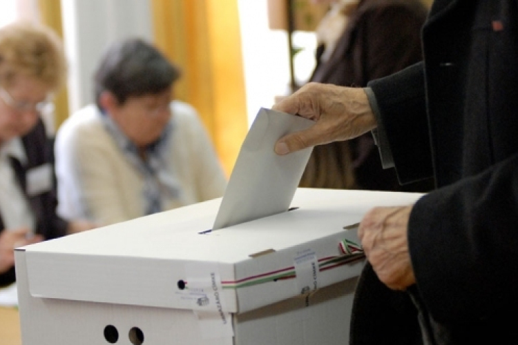 Hat településen tartanak ma időközi önkormányzati választást