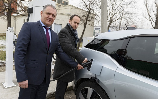 Újabb elektromos bezinkutat adtak át a fővárosban