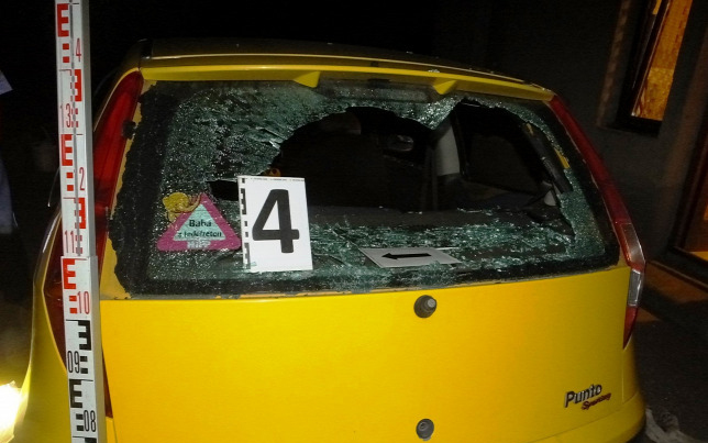 Szétverte saját testvére autóját és késsel fenyegetőzött