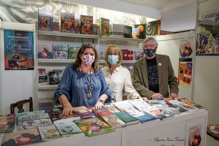 Nyolc percenként kelt el egy könyv a győri szerzők standján