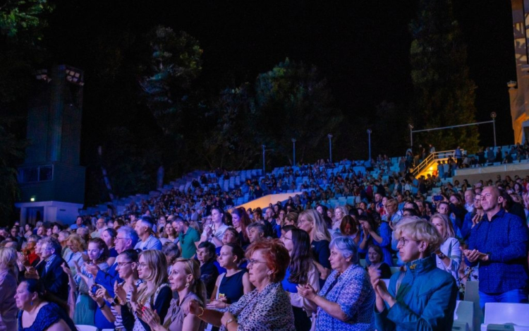 Vastapssal ünnepelték a Győri Nemzeti Színház Anna Karenina musicaljét a Margitszigeten