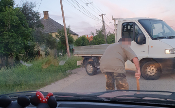 Baltával akarta elrendezni a tartozást