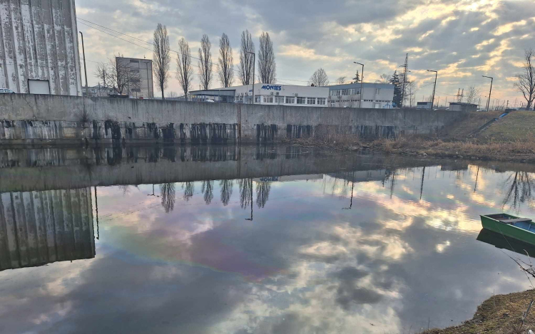 Olaj ömlött az Iparcsatornába – szakembereket kérdeztünk, veszélyes-e az ivóvízhálózatra