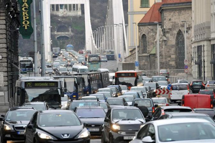 Beszakadt az út a Ferenciek terénél Budapesten, torlódás várható