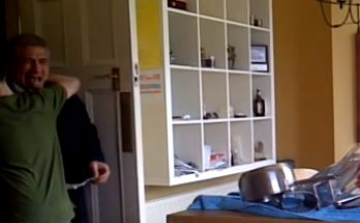 A Youtube új sztárja: Úgy örül fia jegyének, hogy elsírja magát