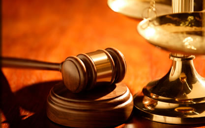 Ellentmondó vallomások a fia megölésének megkísérlésével vádolt nő perében