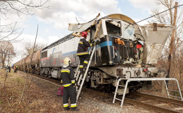 Tehervonat és teherautó ütközött egy vasúti átjáróban Nyúlon