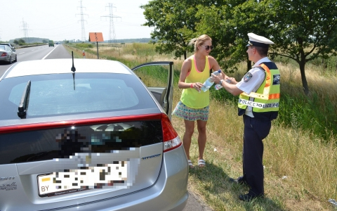 Autópályás rendőrök segítettek a külföldieknek