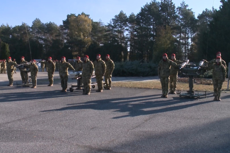 A skarlátpiros barett kötelez