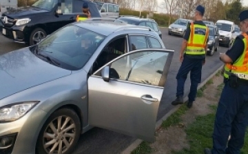 Embercsempészeket fogtak el az M1-es autópálya Győr-Moson-Sopron megyei szakaszán