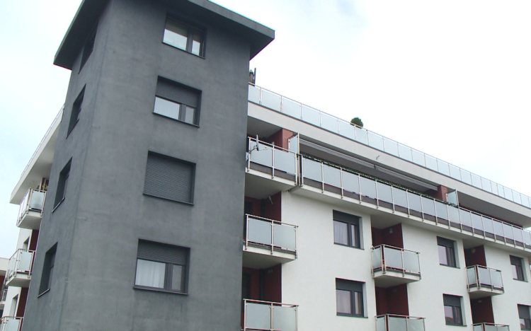 Üresen hagyott lakások nyáron