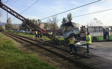 Tatabányai buszbaleset - Kedd délutánig busz viszi az utasokat Tatabánya és Oroszlány között