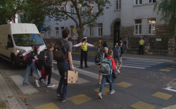 Rendőrök segítik a közlekedést az iskoláknál