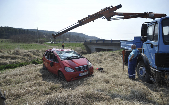 Patakba hajtott egy autó Biatorbágynál 