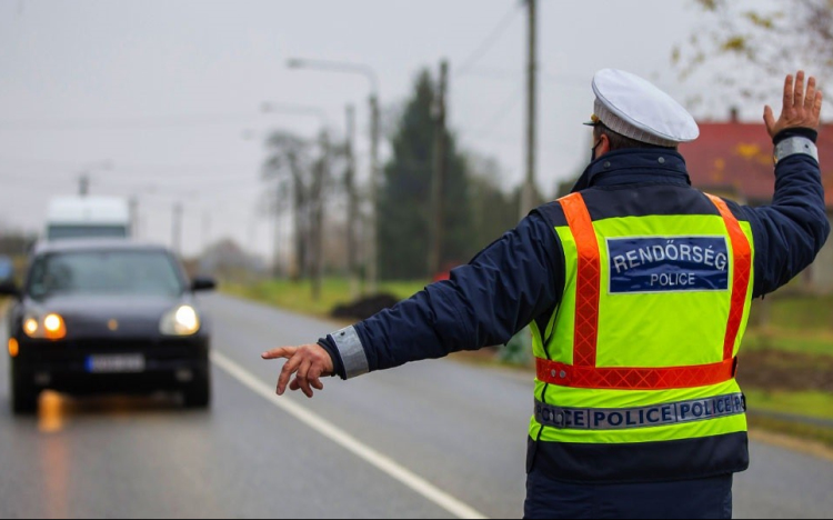 Ellepik a rendőrök az utakat