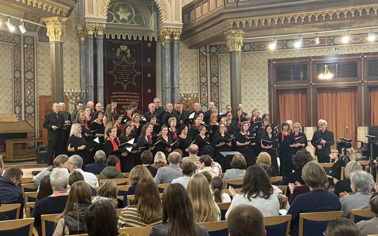 Generációk és kórusok kézfogása