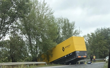 Súlyos balesetet szenvedett a Renault Forma 1-es kamionja az M1-es autópályán 
