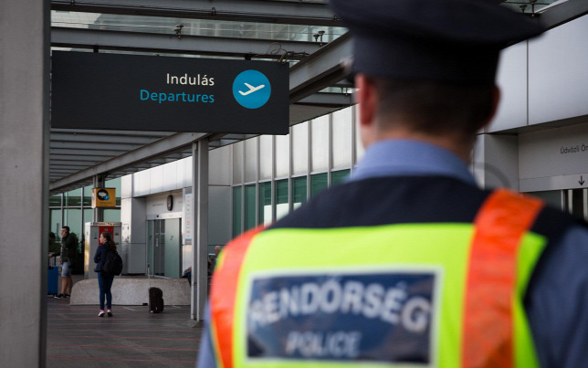 Szerdán már fizetésemelésnek örülhetnek a rendőrök