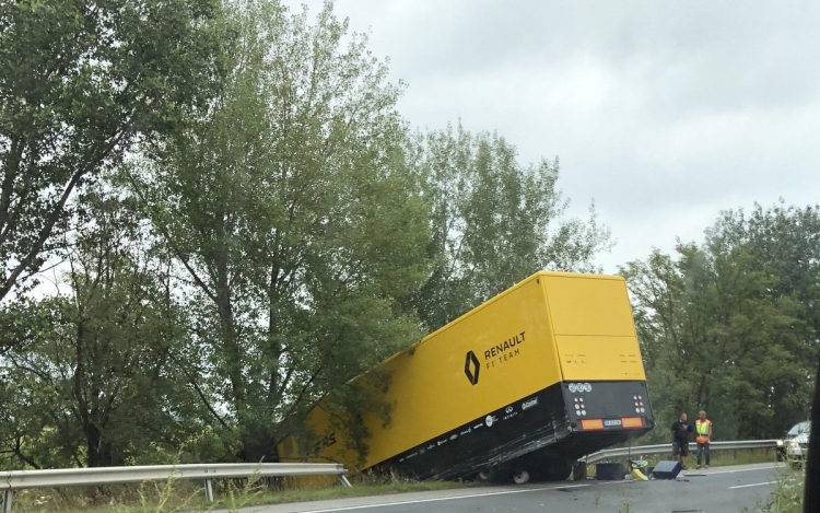 Súlyos balesetet szenvedett a Renault Forma 1-es kamionja az M1-es autópályán 