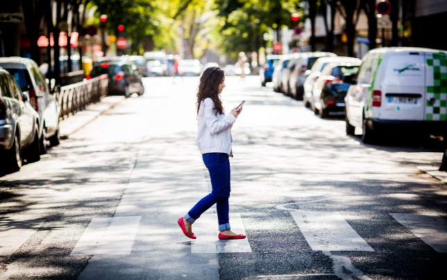 Egyre több gyalogos lesz a mobilozás áldozata