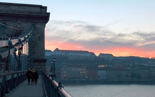 Golden Globe-díjas színésznő sétált a Lánchídon 
