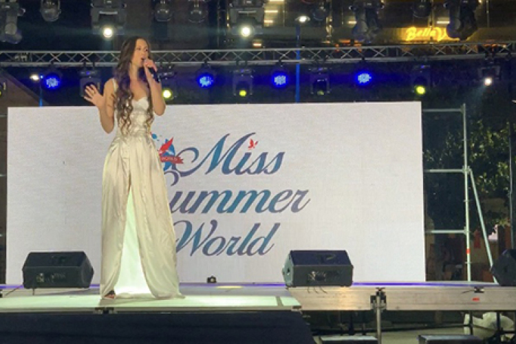 Énekelt a magyar szépségkirálynő Albániában