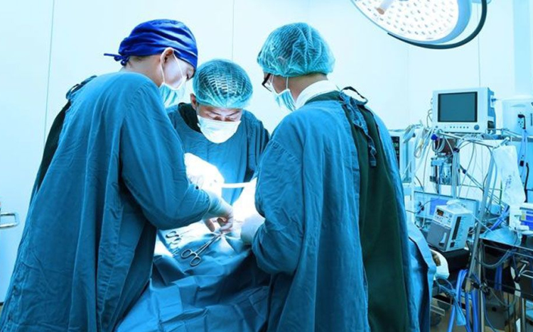 Több mint 120 éles tárgyat operáltak ki egy férfi gyomrából