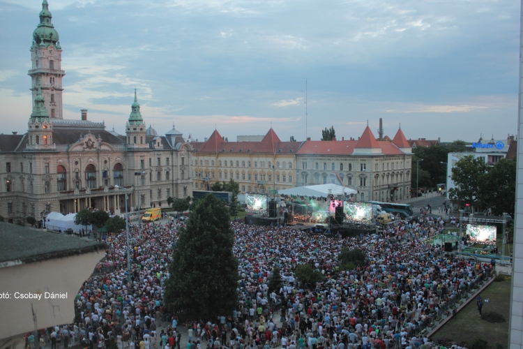 Hatalmas tömeget mozgatott meg az Omega Győrben - Fotók!