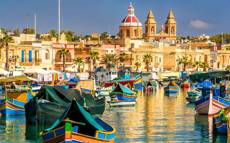 Magyarok kényszerítettek egy embert prostitúcióra Máltán