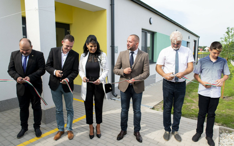 Új bölcsődét és bővített óvodát adtak át Koroncón