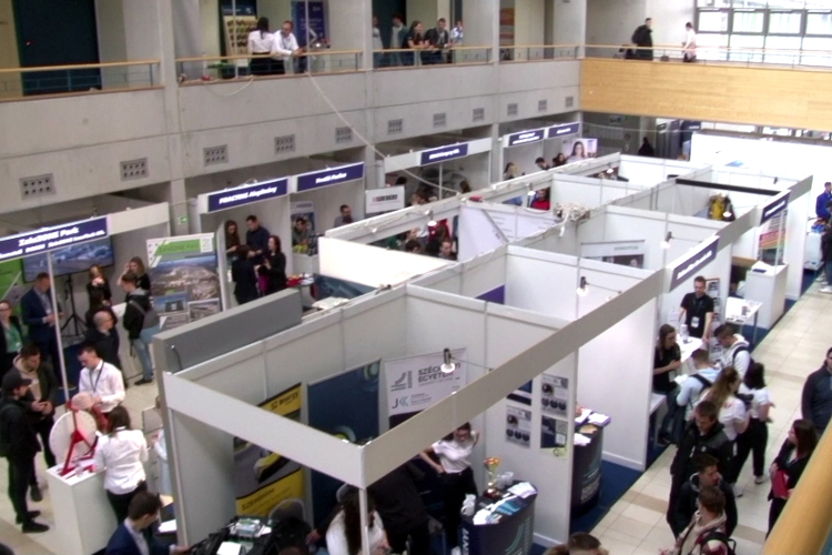 Ötven kiállító, hatszáz állás