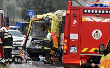 Ketten meghaltak, húszan megsérültek egy balesetben Szolnokon