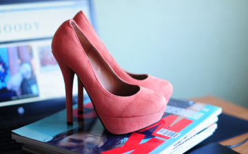 Magassarkú vs lapos talpú - Melyiket viseljük?