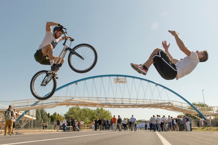 Európában is egyedülálló gyalogos és kerékpáros felüljárót adtak át Győrben