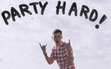 Manchesterben ment sörözni, Párizsban ébredt!