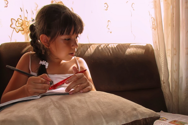 Miért örüljünk, ha gyerekünk naplót ír és rágózik közben? 