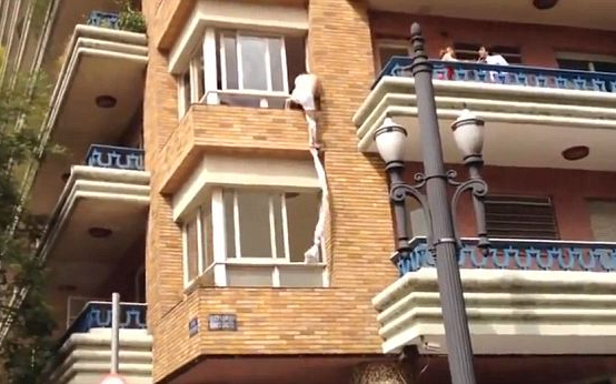 A harmadik emeleti ablakon át menekült a szerető - Videó!