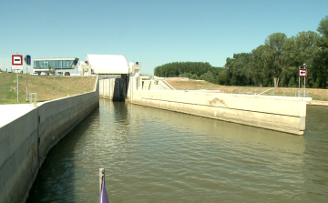 Átadták a Gönyű – Vének közötti torkolati műtárgyat